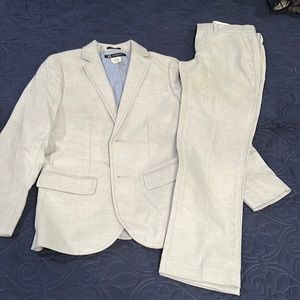 Crewcuts Thompson suit . Like new worn once . Baby blue color . Size 6-7 .